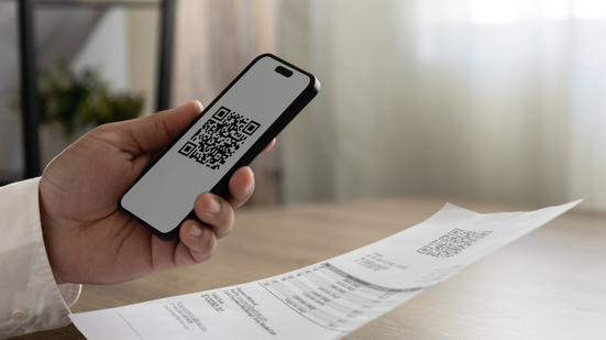 O QR Code funciona como um atalho instantâneo para sites, pagamentos e conteúdos digitais, bastando apontar a câmera do celular - Adobe Stock