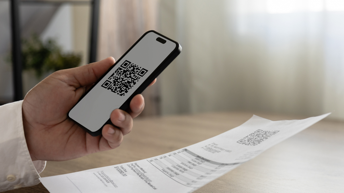O QR Code funciona como um atalho instantâneo para sites, pagamentos e conteúdos digitais, bastando apontar a câmera do celular - Adobe Stock