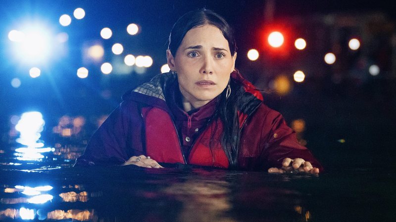 Adriana, personagem de Letícia Colin, enfrenta a enchente em cena de  'Quem Ama Cuida' - Manoella Mello/Globo