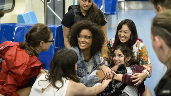 Cena de parto no metrô no primeiro capítulo da novela "Malhação: Viva a Diferença" - Reprodução/Globo