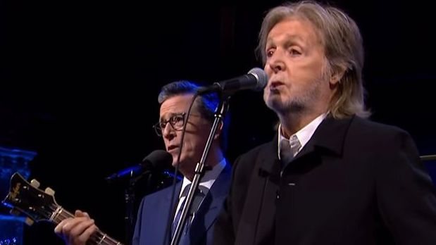Na apresentação final, Stephen Colbert canta "Goodbye, Hello", sucesso dos Beatles, ao lado de Paul McCartney - Reprodução/Instagram/@colbertlateshow