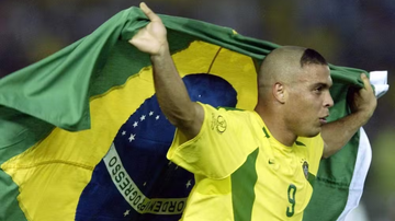 Ronaldo festeja a conquista do penta no Japão em 2002; recuperação durante a competição - Reprodução / Instagram