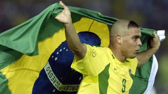 Ronaldo festeja a conquista do penta no Japão em 2002; recuperação durante a competição - Reprodução / Instagram