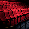 Agora, entrar em uma sala de cinema e deparar-se com telas de celular acesas não é mais uma exceção - Magnific