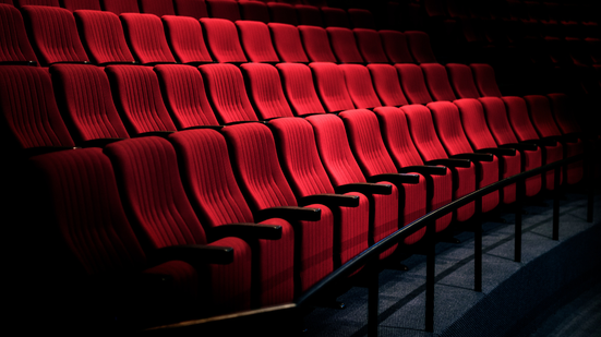 Agora, entrar em uma sala de cinema e deparar-se com telas de celular acesas não é mais uma exceção - Magnific