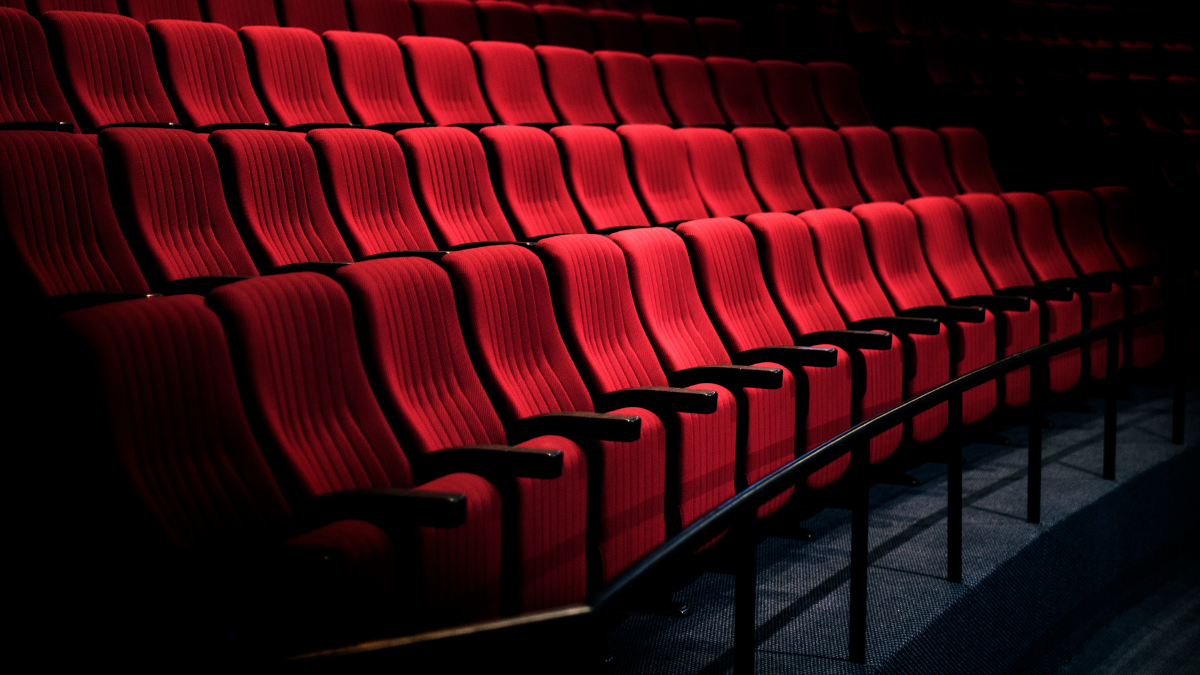 Agora, entrar em uma sala de cinema e deparar-se com telas de celular acesas não é mais uma exceção - Magnific