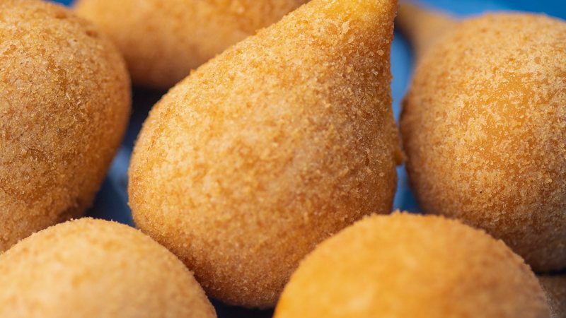 A coxinha é a 30º melhor comida de rua do mundo, segundo a TasteAtlas - Divulgação / Samir Amis