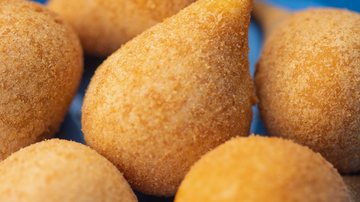 A coxinha é a 30º melhor comida de rua do mundo, segundo a TasteAtlas - Divulgação / Samir Amis