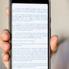 Aumentar a fonte do celular facilita a leitura, reduz o cansaço visual e aumenta a autonomia - Freepik
