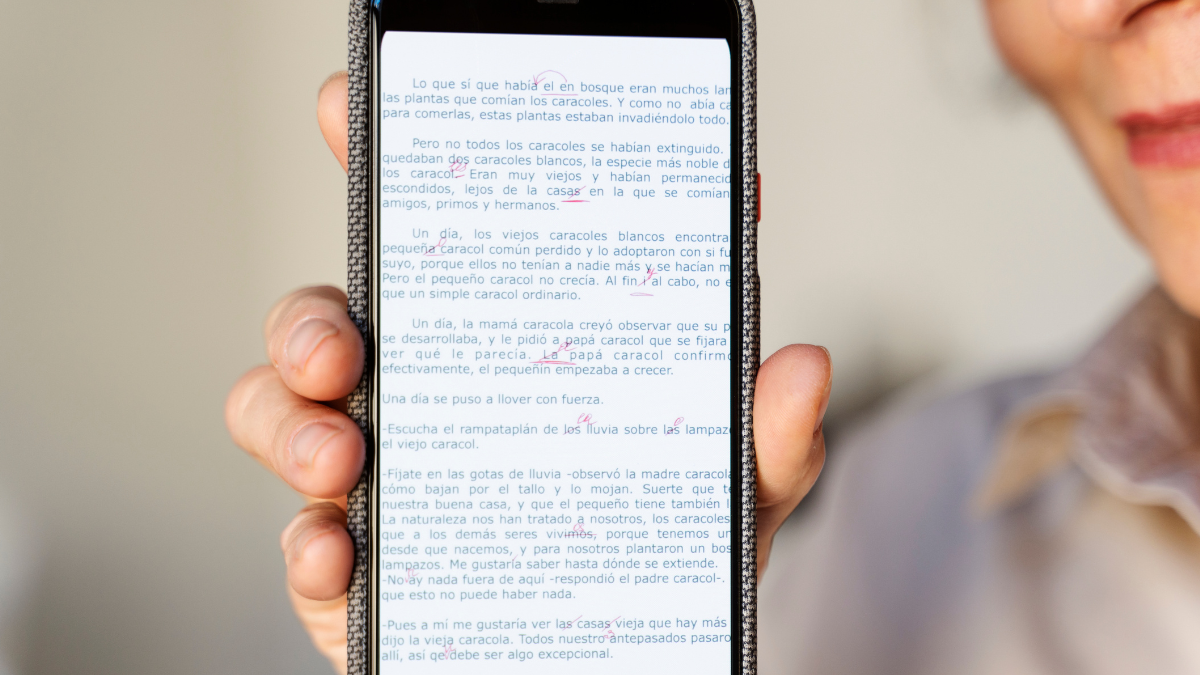Aumentar a fonte do celular facilita a leitura, reduz o cansaço visual e aumenta a autonomia - Freepik