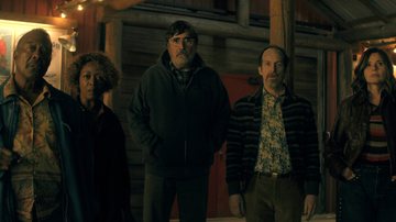 Cena da nova série da Netflix, "The Boroughs", com um elenco veterano estrelar - Divulgação