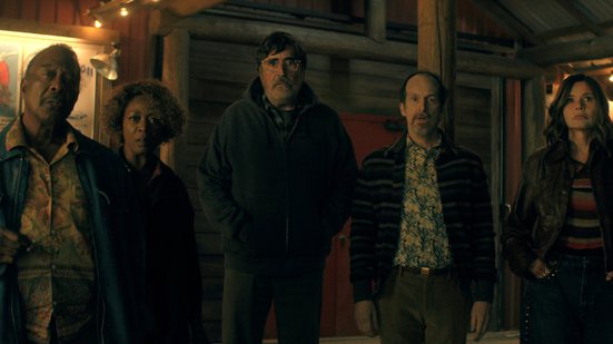 Cena da nova série da Netflix, "The Boroughs", com um elenco veterano estrelar - Divulgação