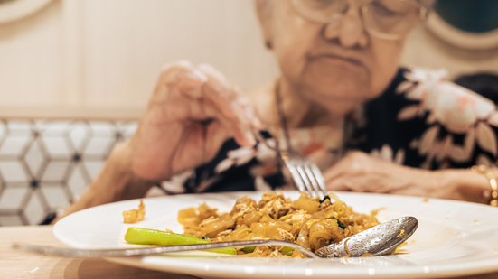 Estima-se que até 15% das pessoas idosas apresentem algum grau de alteração no comportamento alimentar - Adobe Stock