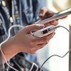 Usuário carrega um celular com um power bank; novas regras impõem limites à quantidade e potência dos aparelhos - Divulgação - Ministério de Portos e Aeroportos