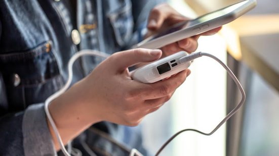Usuário carrega um celular com um power bank; novas regras impõem limites à quantidade e potência dos aparelhos - Divulgação - Ministério de Portos e Aeroportos
