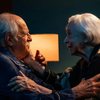 Ary Fontoura e Fernanda Montenegro em cena de "Velhos Bandidos", cujo roteiro tem colaboração de Renan Flumian - Divulgação