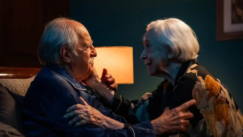 Ary Fontoura e Fernanda Montenegro em cena de "Velhos Bandidos", cujo roteiro tem colaboração de Renan Flumian - Divulgação