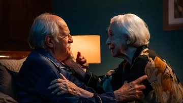 Ary Fontoura e Fernanda Montenegro em cena de "Velhos Bandidos", cujo roteiro tem colaboração de Renan Flumian - Divulgação