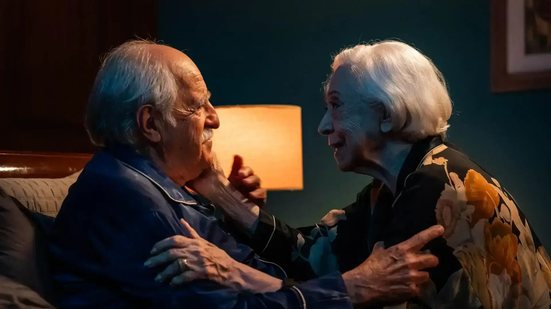 Ary Fontoura e Fernanda Montenegro em cena de "Velhos Bandidos", cujo roteiro tem colaboração de Renan Flumian - Divulgação