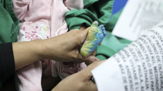 Mavie nasceu saudável, com 3,84 kg e 49 cm e recebeu a pintura comemorativa. Sua mãe, Thayane Galdino, de 26 anos, era o retrato da alegria, com a sua quarta filha no colo - Rodrigo Gorosito