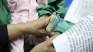 Mavie nasceu saudável, com 3,84 kg e 49 cm e recebeu a pintura comemorativa. Sua mãe, Thayane Galdino, de 26 anos, era o retrato da alegria, com a sua quarta filha no colo - Rodrigo Gorosito