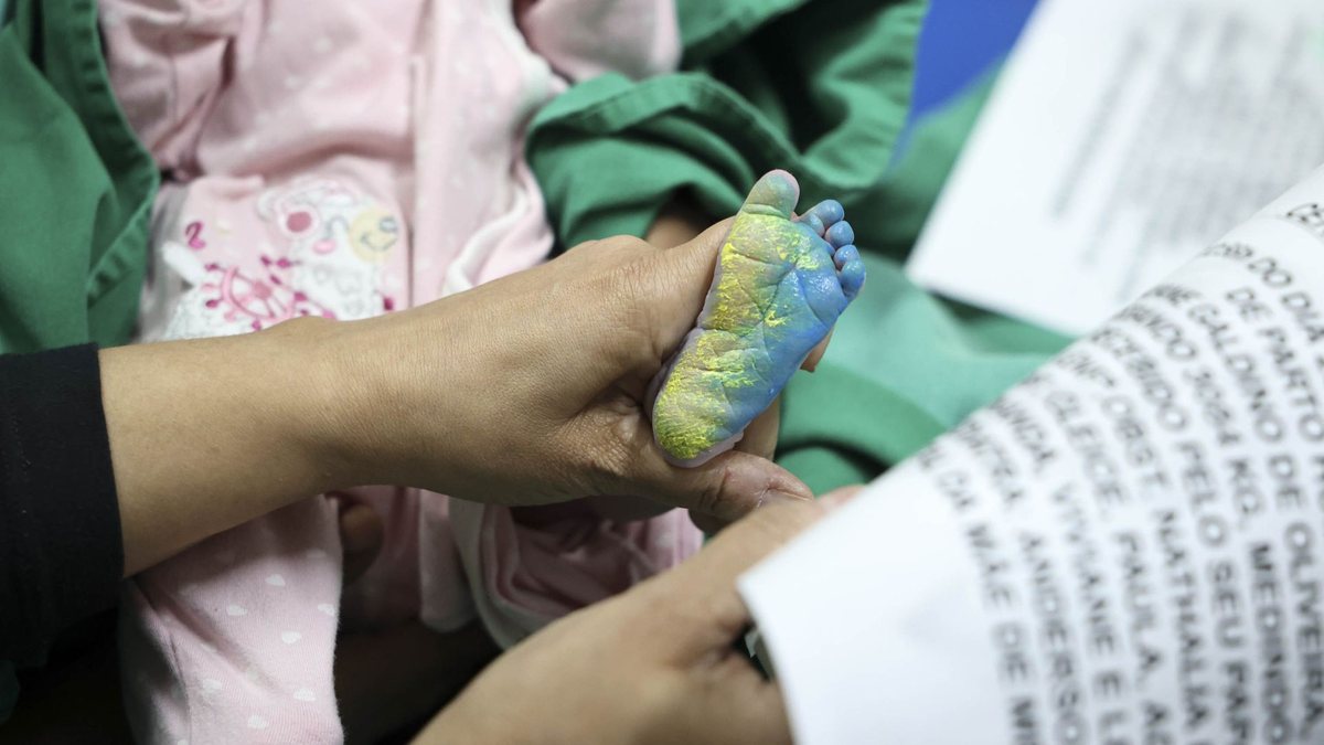 Mavie nasceu saudável, com 3,84 kg e 49 cm e recebeu a pintura comemorativa. Sua mãe, Thayane Galdino, de 26 anos, era o retrato da alegria, com a sua quarta filha no colo - Rodrigo Gorosito