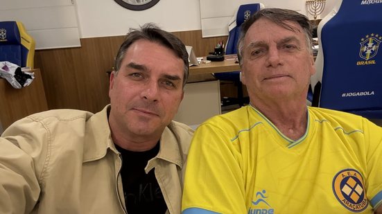 Flávio visita Jair Bolsonaro e diz que ele está bem, após Michelle falar em piora do quadro - Reprodução/Redes Sociais
