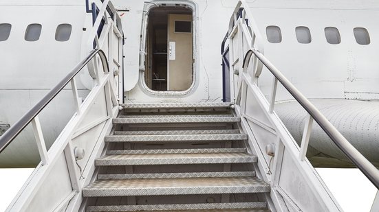 Agência reguladora diz que não há regulação específica a respeito de direitos de pessoas idosas no transporte aéreo, mas que pessoas 60+ se enquadram para atendimento especial - AdobeStock