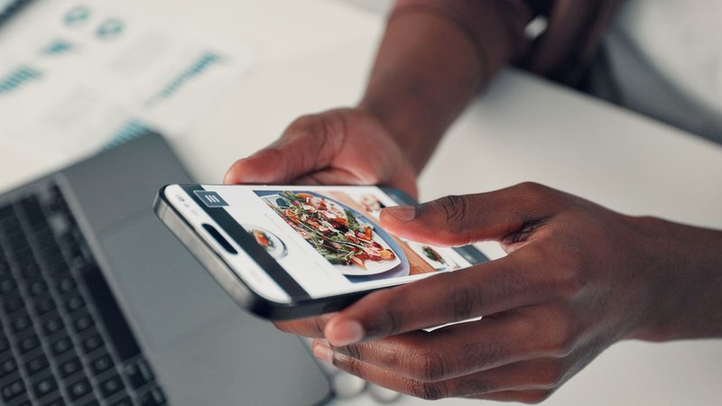 Fotos de comida em excesso e trends que reduzem alimentação a contagem de macros podem levar a decisões alimentares ruins - Adobe Stock