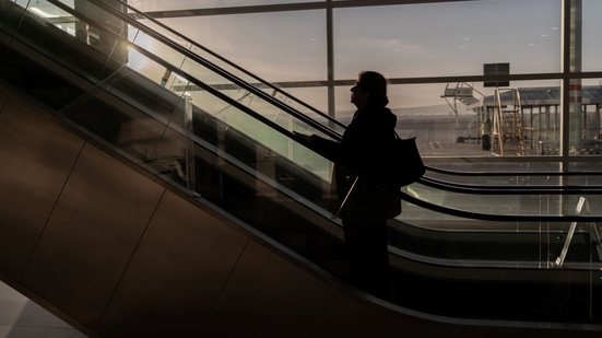 A condição de pessoa idosa impõe deveres reforçados de proteção por parte dos prestadores de serviço, defendem especialistas - AdobeStock
