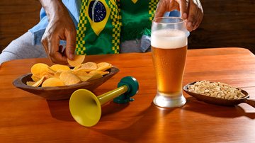 Combinação de churrascos, frituras, petiscos, salgadinhos e bebidas alcoólicas em excesso pode ser tornar vilã da saúde - AdobeStock