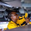 Capacitação gratuita em reparos automotivos para mulheres e pessoas 50+ acontecerá em Campinas, Curitiba, São Paulo e Belo Horizonte - AdobeStock