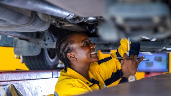 Capacitação gratuita em reparos automotivos para mulheres e pessoas 50+ acontecerá em Campinas, Curitiba, São Paulo e Belo Horizonte - AdobeStock
