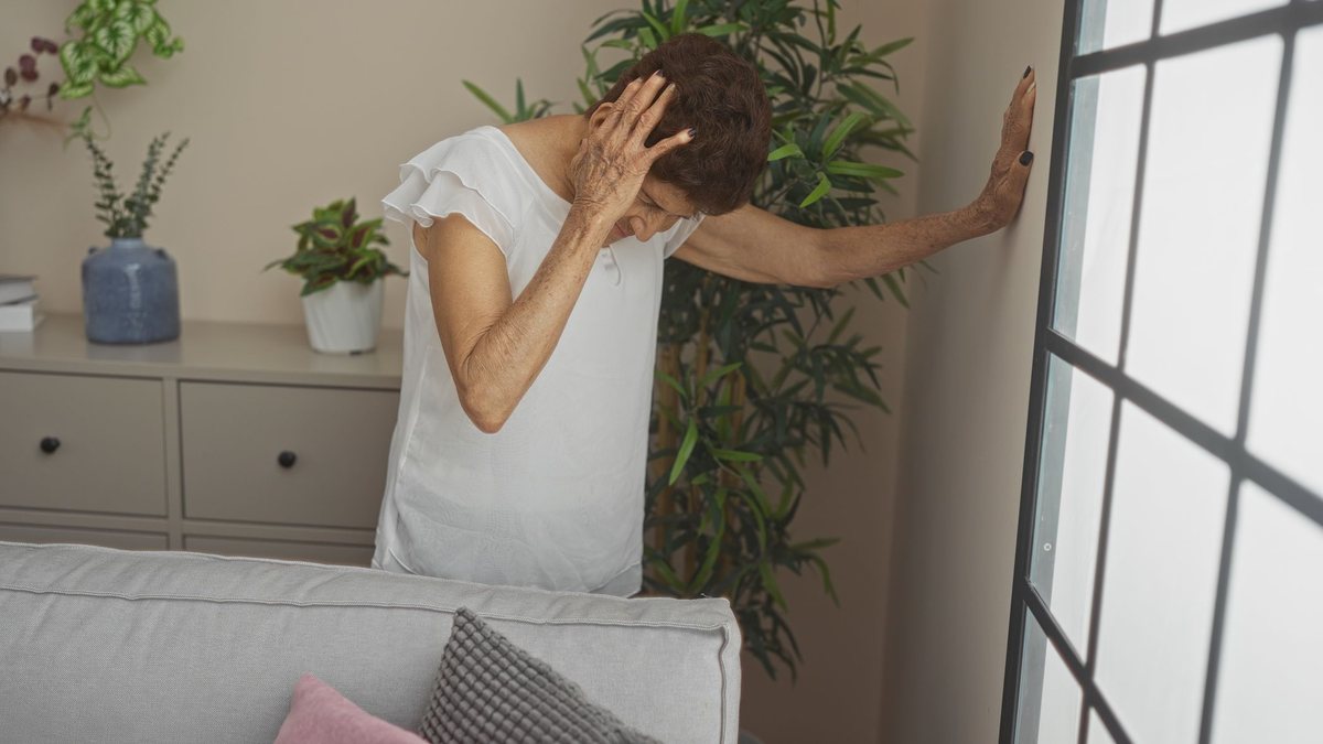 Qualquer alteração na região do ouvido interno pode aumentar de 6 a 12 vezes o risco de quedas - AdobeStock