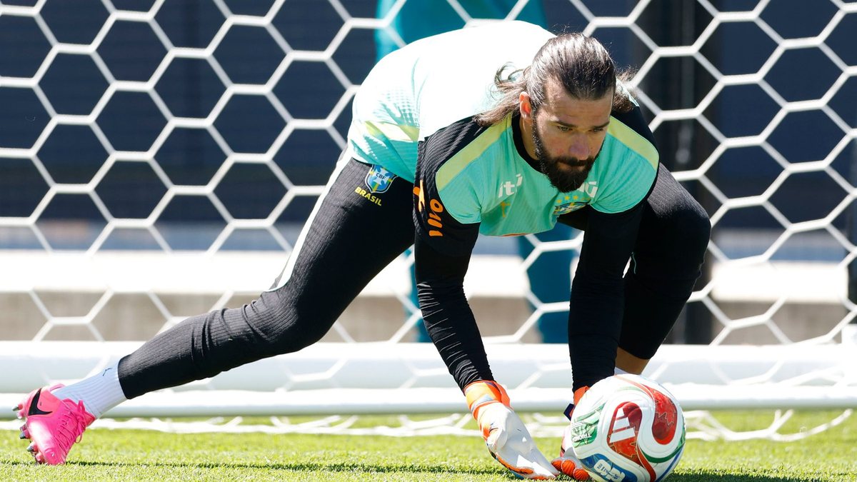 Alisson vai usar o uniforme verde na partida entre Brasil e Escócia - CBF