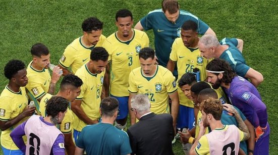 Ancelotti passa instruções para a seleção brasileira na parada técnica da Copa - CBF