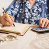 A taxa de reposição é a relação entre o valor da aposentadoria e o último salário recebido pelo trabalhador - Envato