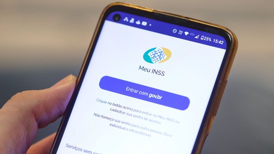 INSS avisará por WhatsApp os cidadãos que solicitaram a avaliação social do BPC - Adobe Stock