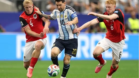 Messi foi o autor dos dois gols da vitória argentina - Reprodução/Fifa.com