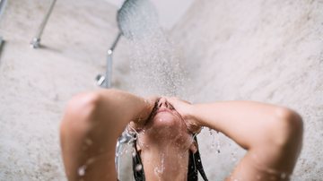Banhos muito quentes prejudicam a pele ao remover a oleosidade que ajuda a manter a hidratação - Adobe Stock
