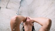Banhos muito quentes prejudicam a pele ao remover a oleosidade que ajuda a manter a hidratação - Adobe Stock