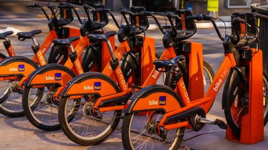 É necessário cadastro prévio para usar a bike compartilhada - Adobe Stock