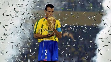 O último brasileiro a erguer a Copa do Mundo foi Cafu, capitão da campanha do pentacampeonato em 2002, - Divulgação / Fifa