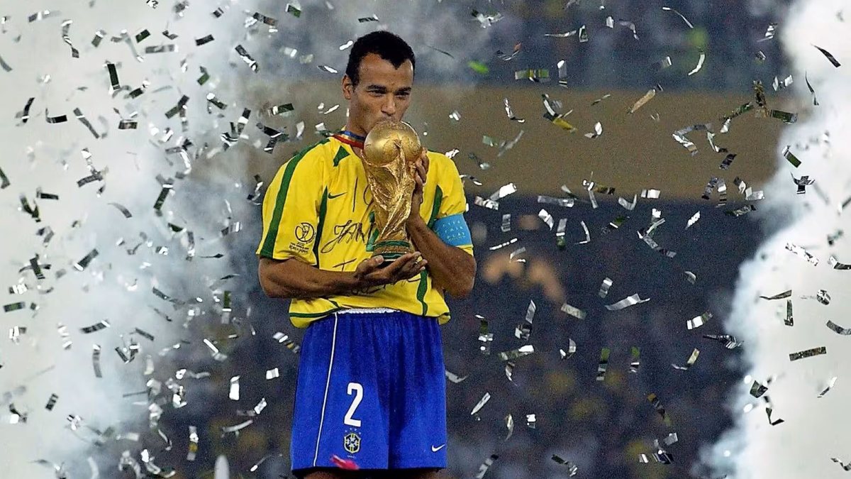 O último brasileiro a erguer a Copa do Mundo foi Cafu, capitão da campanha do pentacampeonato em 2002, - Divulgação / Fifa