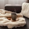 Mudanças simples na decoração e na escolha de itens para o dia a dia ajudam a aquecer os ambientes no frio - Magnific