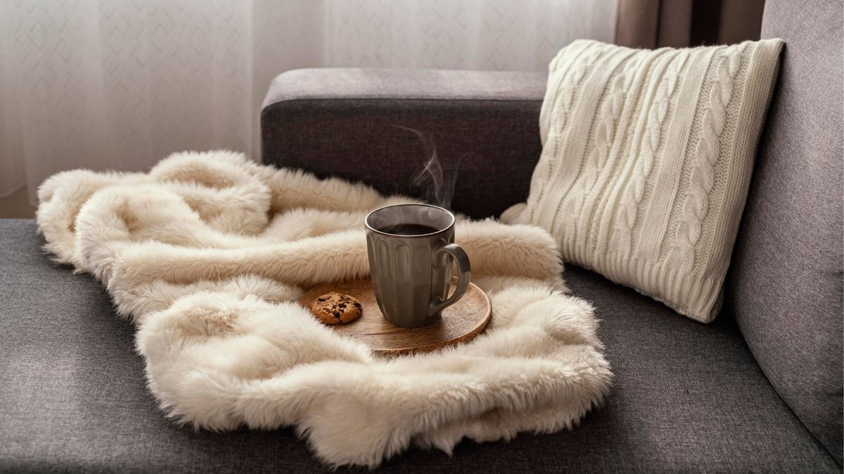 Mudanças simples na decoração e na escolha de itens para o dia a dia ajudam a aquecer os ambientes no frio - Magnific