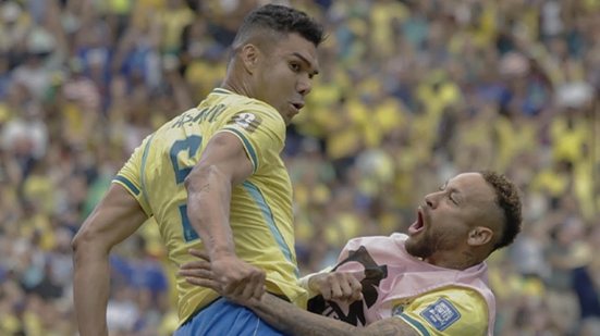 Casemiro festeja gol com Neymar: vitória por 2 a 1 contra o Japão - CBF