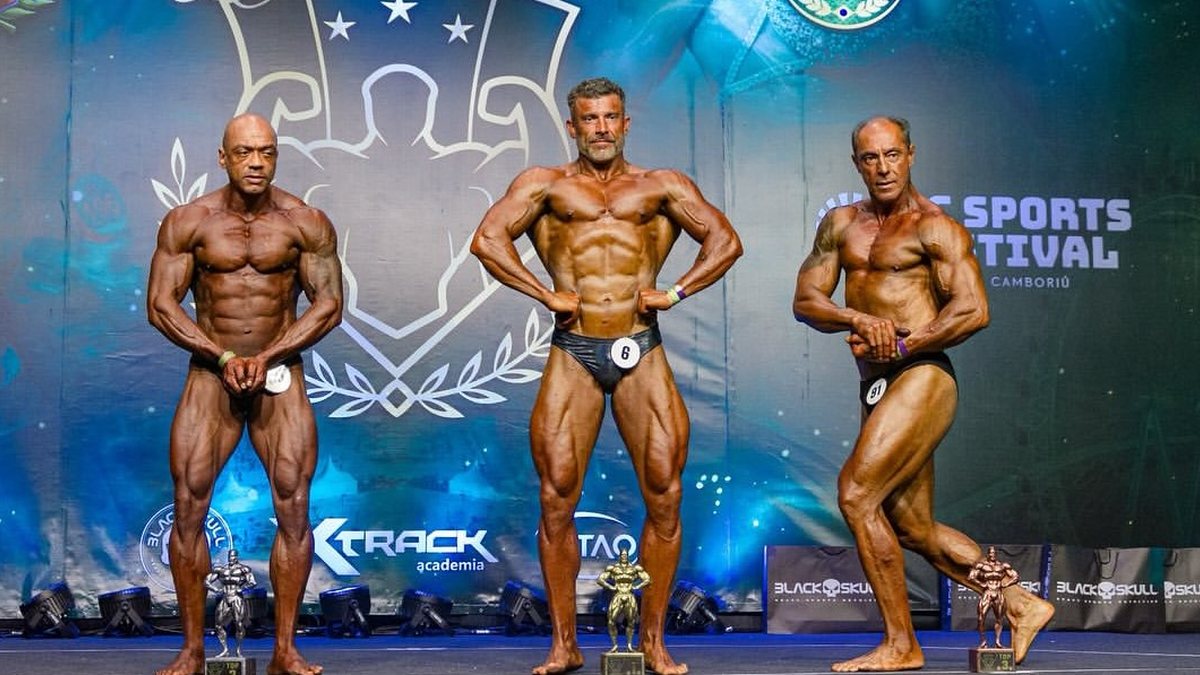 Categoria Master avalia desenvolvimento muscular, simetria, definição e apresentação no palco - Reprodução/Instagram @ifbbsantacatarina