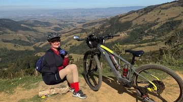 Célia Maria da Silva Gonçalves, de 62 anos, é um exemplo dessa tendência e diz que sua bicicleta elétrica abriu novos caminhos - Reprodução/Acervo pessoal