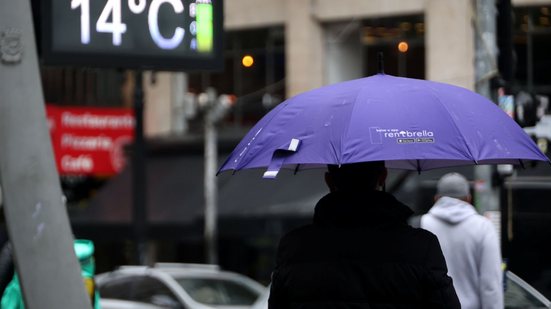 Pedestres se protegem do frio e da chuva no Viaduto do Chá, na região central - Fábio Vieira/Fotorua/Estadão Conteúdo